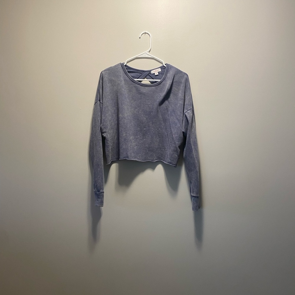 Cropped long sleeve work out top with open back.